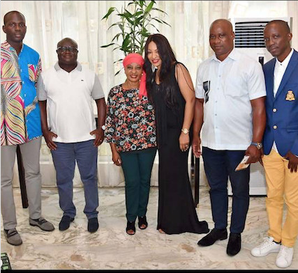 Viviane Chidid invitée chez le couple de l'ex président de la Cote d' Ivoire Henri Kona Bédié et sa femme. Viviane Chidid invitée chez le couple de l'ex président de la Cote d' Ivoire Henri Kona Bédié et sa femme.