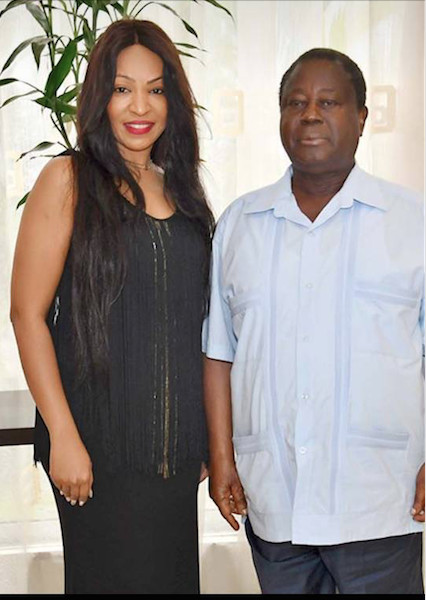 Viviane Chidid invitée chez le couple de l'ex président de la Cote d' Ivoire Henri Kona Bédié et sa femme. Viviane Chidid invitée chez le couple de l'ex président de la Cote d' Ivoire Henri Kona Bédié et sa femme.