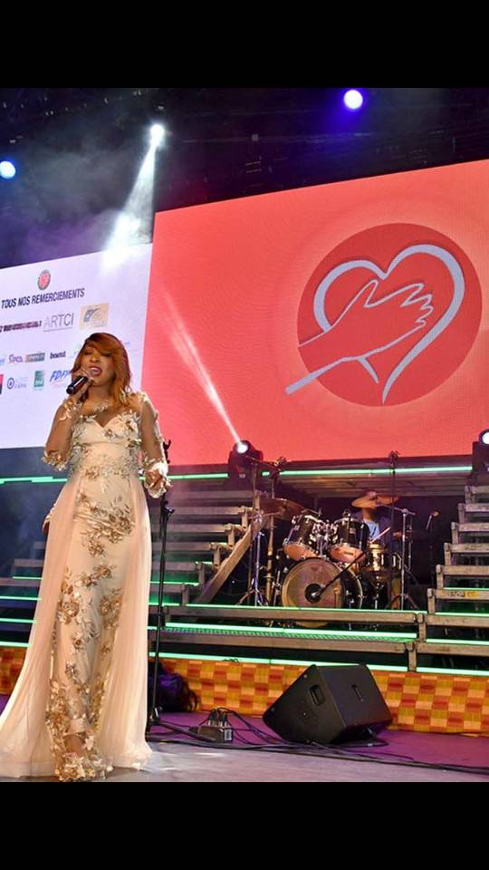Viviane Chidid invitée chez le couple de l'ex président de la Cote d' Ivoire Henri Kona Bédié et sa femme. Viviane Chidid invitée chez le couple de l'ex président de la Cote d' Ivoire Henri Kona Bédié et sa femme.