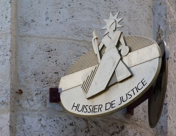 Vol, usurpation de fonction, faux et usage de faux, escroquerie : Un ex-employé d’un célèbre huissier de justice, risque gros Vol, usurpation de fonction, faux et usage de faux, escroquerie : Un ex-employé d’un célèbre huissier de justice, risque gros
