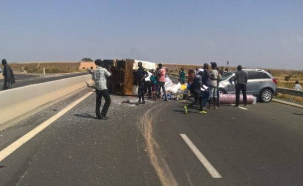 Accident sur l’autoroute à péage près du centre Abdou Diouf à Diamniadio