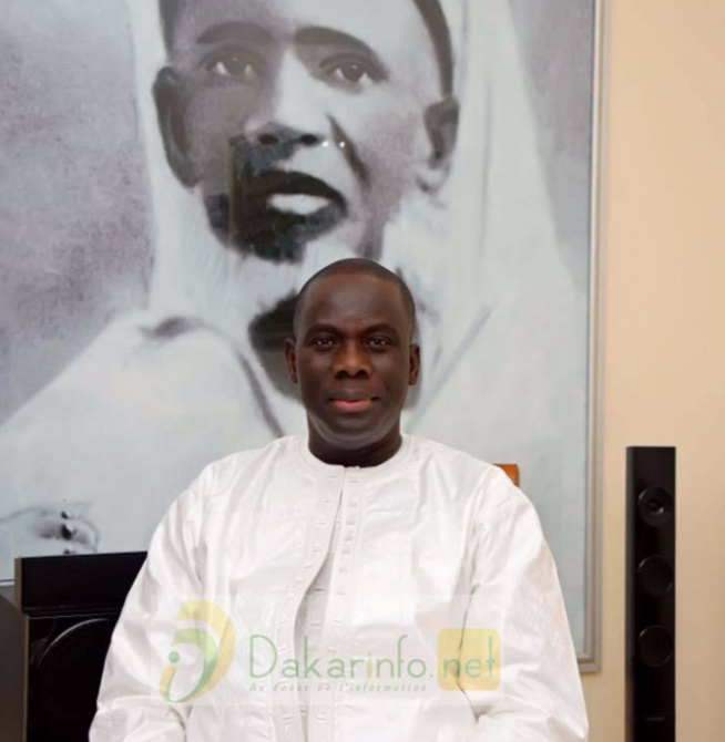 Arrêt sur image: El hadj Malick Gacko prend la pose devant son homonyme El Hadj Maodo Malick Sy (RTA) Arrêt sur image: El hadj Malick Gacko prend la pose devant son homonyme El Hadj Maodo Malick Sy (RTA)