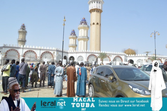 Images de la Prière du Vendredi à la Grande Mosquée de Touba Images de la Prière du Vendredi à la Grande Mosquée de Touba
