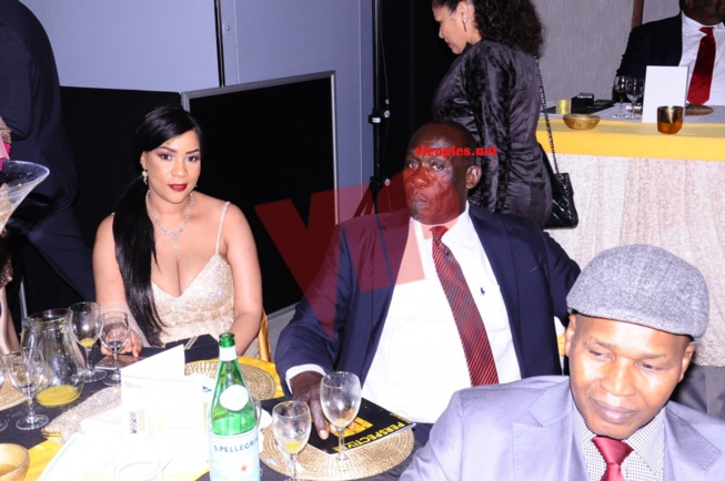 Madame Tandian Aicha Diallo toute ravissante avec son Baba au gala de l'African Leadership Aards de Paris. Madame Tandian Aicha Diallo toute ravissante avec son Baba au gala de l'African Leadership Aards de Paris.