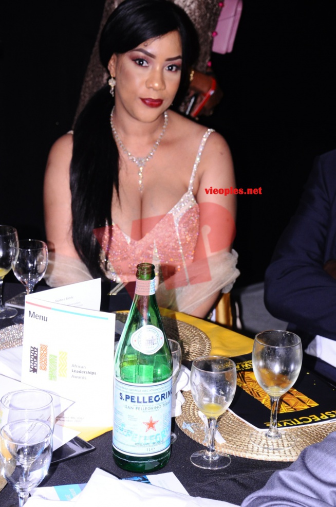 Madame Tandian Aicha Diallo toute ravissante avec son Baba au gala de l'African Leadership Aards de Paris. Madame Tandian Aicha Diallo toute ravissante avec son Baba au gala de l'African Leadership Aards de Paris.