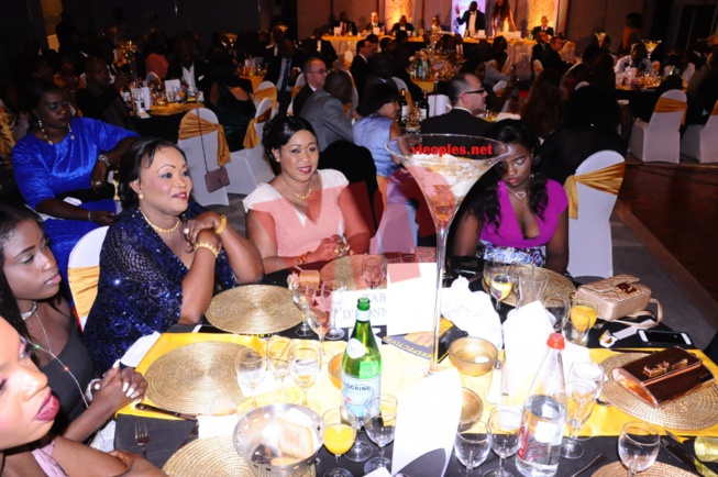 La douce moitié d'épouse de Mbagnick Diop du MEDS toute belle avec Mame Ndiaye la douce moitié de Mbaye Dieye Faye à Paris. La douce moitié d'épouse de Mbagnick Diop du MEDS toute belle avec Mame Ndiaye la douce moitié de Mbaye Dieye Faye à Paris.