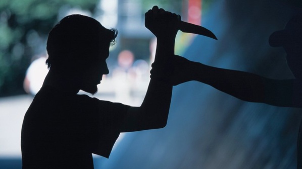 Agression en plein jour à la cité Tacko à Rufisque : Une dame reçoit plusieurs coups de couteau au dos pour sauver son bébé Agression en plein jour à la cité Tacko à Rufisque : Une dame reçoit plusieurs coups de couteau au dos pour sauver son bébé