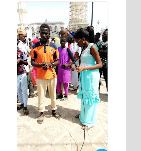 Nafi Dieye de la TV1 une fervente Yaye Fall se donne à fond au grand Magal de Touba. Nafi Dieye de la TV1 une fervente Yaye Fall se donne à fond au grand Magal de Touba.