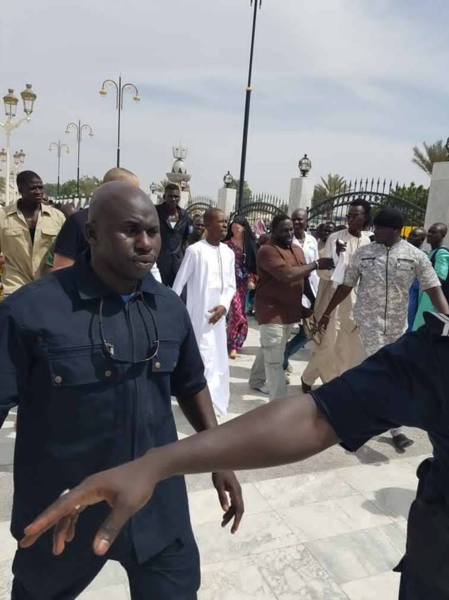 Magal 2017: Cheikh Amar à la Sainte mosquée de Touba avec son fils