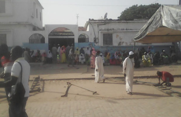 Léona Niassène : La maison du khalife prise d’assaut par les fidèles Léona Niassène : La maison du khalife prise d’assaut par les fidèles
