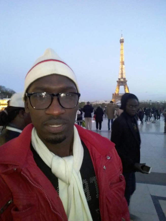 L'artiste compositeur Demba Guissé dans les rues de Paris.