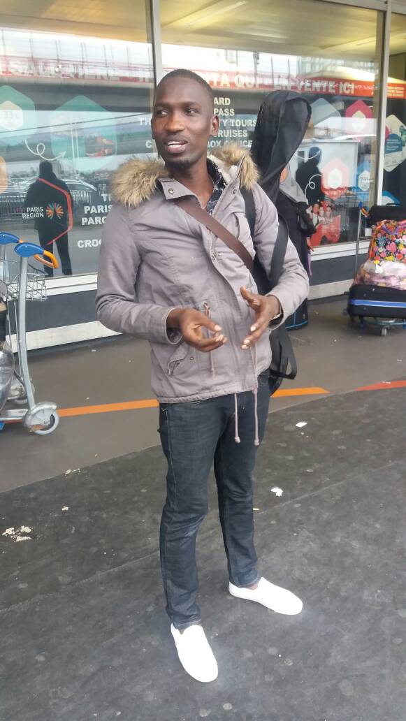 L'artiste compositeur Demba Guissé dans les rues de Paris. L'artiste compositeur Demba Guissé dans les rues de Paris.