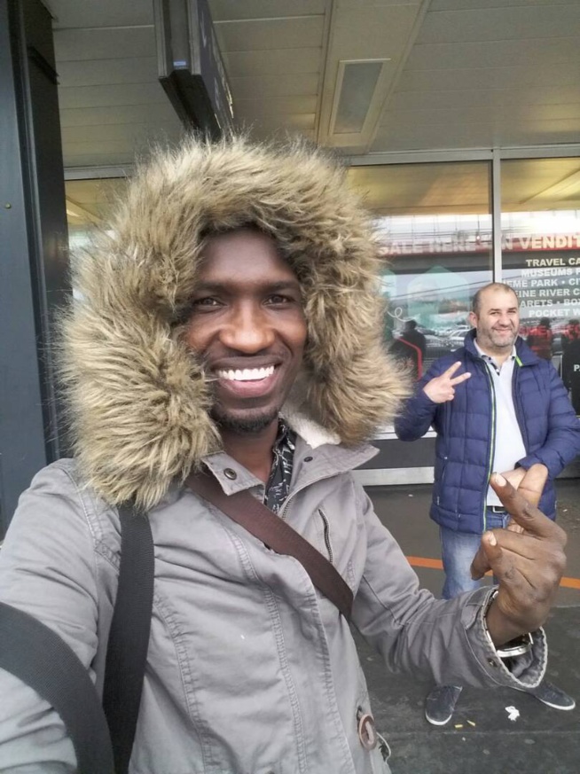 L'artiste compositeur Demba Guissé dans les rues de Paris.