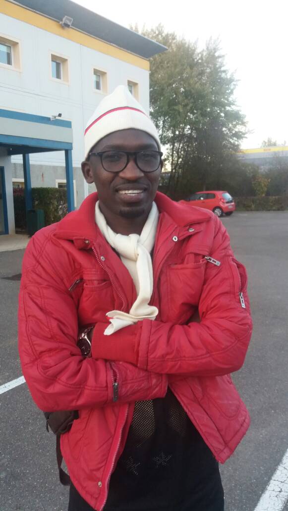 L'artiste compositeur Demba Guissé dans les rues de Paris. L'artiste compositeur Demba Guissé dans les rues de Paris.