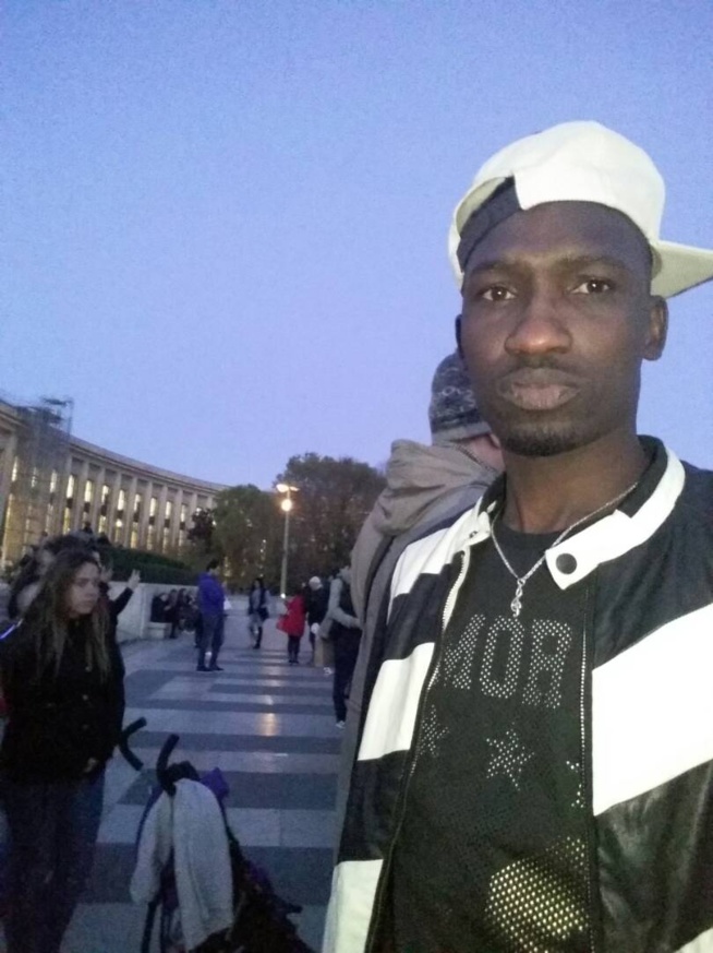L'artiste compositeur Demba Guissé dans les rues de Paris.