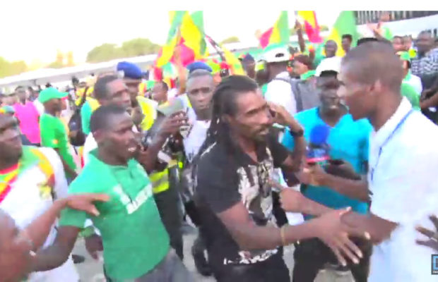 Arrivée des Lions à l’aéroport LSS: L’incroyable accueil des Sénégalais plus que fiers.