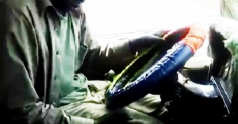 Ivre, un chauffeur de bus Tata fonce sur une maison à la rue 13X6 Ivre, un chauffeur de bus Tata fonce sur une maison à la rue 13X6