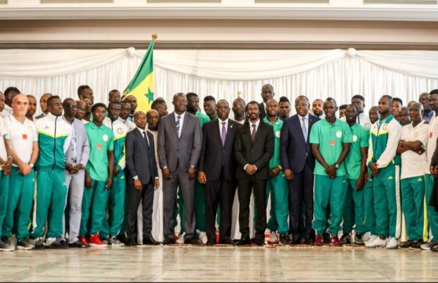 Arrêt sur image: Le président Macky Sall entouré des Lions au Palais de la République