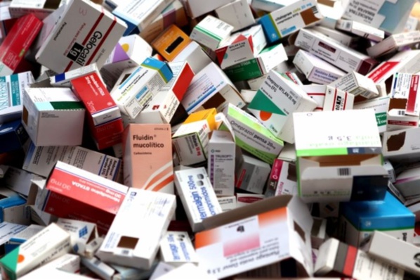 Touba- Saisie de médicaments contrefaits d’une valeur de 1,35 milliards de Fcfa : le propriétaire se réfugie chez son marabout Touba- Saisie de médicaments contrefaits d’une valeur de 1,35 milliards de Fcfa : le propriétaire se réfugie chez son marabout