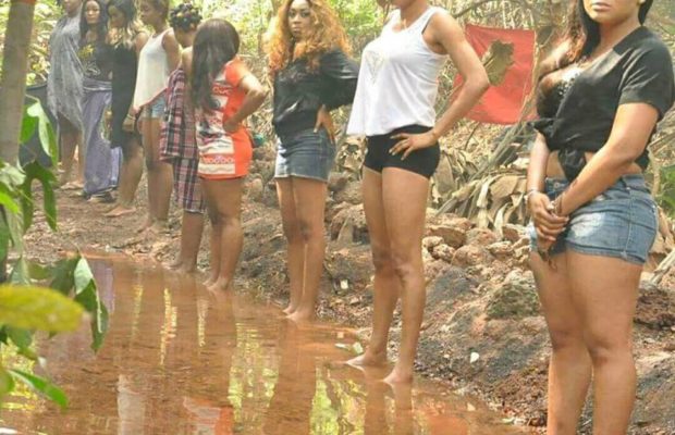 Des prostit*ées ont leur eau sacrée dans la forêt : elles y vont faire des choses incroyables (photos)