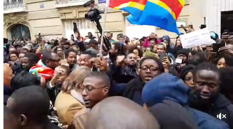 Rassemblement à Paris devant l’ambassade de la Libye pour protester contre l’esclavage et la vente des noirs africains en Libye.