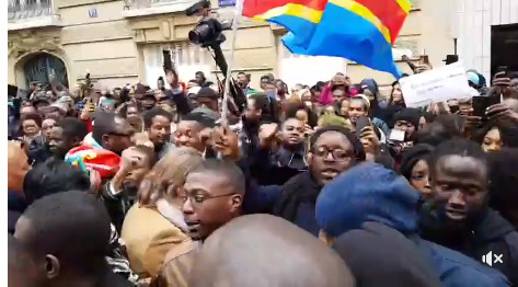 Rassemblement à Paris devant l’ambassade de la Libye pour protester contre l’esclavage et la vente des noirs africains en Libye. Rassemblement à Paris devant l’ambassade de la Libye pour protester contre l’esclavage et la vente des noirs africains en Libye.