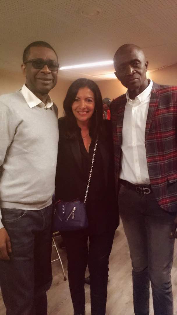 Anne HIDALGO, maire de Paris, a rendu une visite de courtoisie à Youssou Ndour dans sa loge à Bercy en compagnie de Jonshon Mbengue.