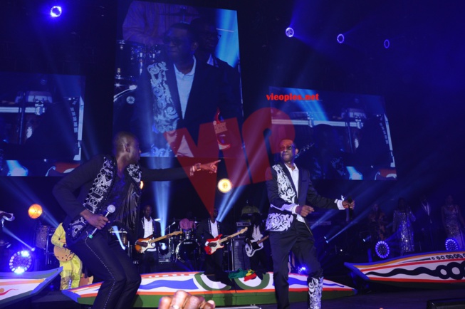 Bercy 2017 en images de la belle et séduisante prestations de Pape Diouf sur scène avec Youssou Ndour. Regardez Bercy 2017 en images de la belle et séduisante prestations de Pape Diouf sur scène avec Youssou Ndour. Regardez