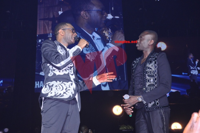 Bercy 2017 en images de la belle et séduisante prestations de Pape Diouf sur scène avec Youssou Ndour. Regardez Bercy 2017 en images de la belle et séduisante prestations de Pape Diouf sur scène avec Youssou Ndour. Regardez