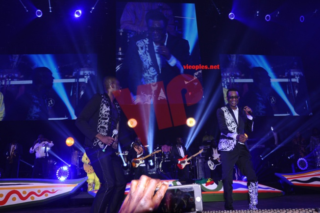 Bercy 2017 en images de la belle et séduisante prestations de Pape Diouf sur scène avec Youssou Ndour. Regardez Bercy 2017 en images de la belle et séduisante prestations de Pape Diouf sur scène avec Youssou Ndour. Regardez