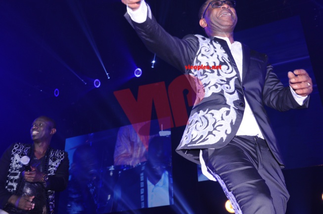 Bercy 2017 en images de la belle et séduisante prestations de Pape Diouf sur scène avec Youssou Ndour. Regardez Bercy 2017 en images de la belle et séduisante prestations de Pape Diouf sur scène avec Youssou Ndour. Regardez