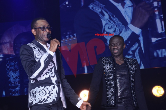 Bercy 2017 en images de la belle et séduisante prestations de Pape Diouf sur scène avec Youssou Ndour. Regardez Bercy 2017 en images de la belle et séduisante prestations de Pape Diouf sur scène avec Youssou Ndour. Regardez