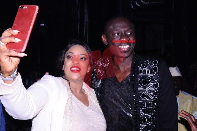 Bercy 2017 en images de la belle et séduisante prestations de Pape Diouf sur scène avec Youssou Ndour. Regardez Bercy 2017 en images de la belle et séduisante prestations de Pape Diouf sur scène avec Youssou Ndour. Regardez