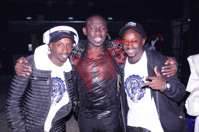 Bercy 2017 en images de la belle et séduisante prestations de Pape Diouf sur scène avec Youssou Ndour. Regardez Bercy 2017 en images de la belle et séduisante prestations de Pape Diouf sur scène avec Youssou Ndour. Regardez