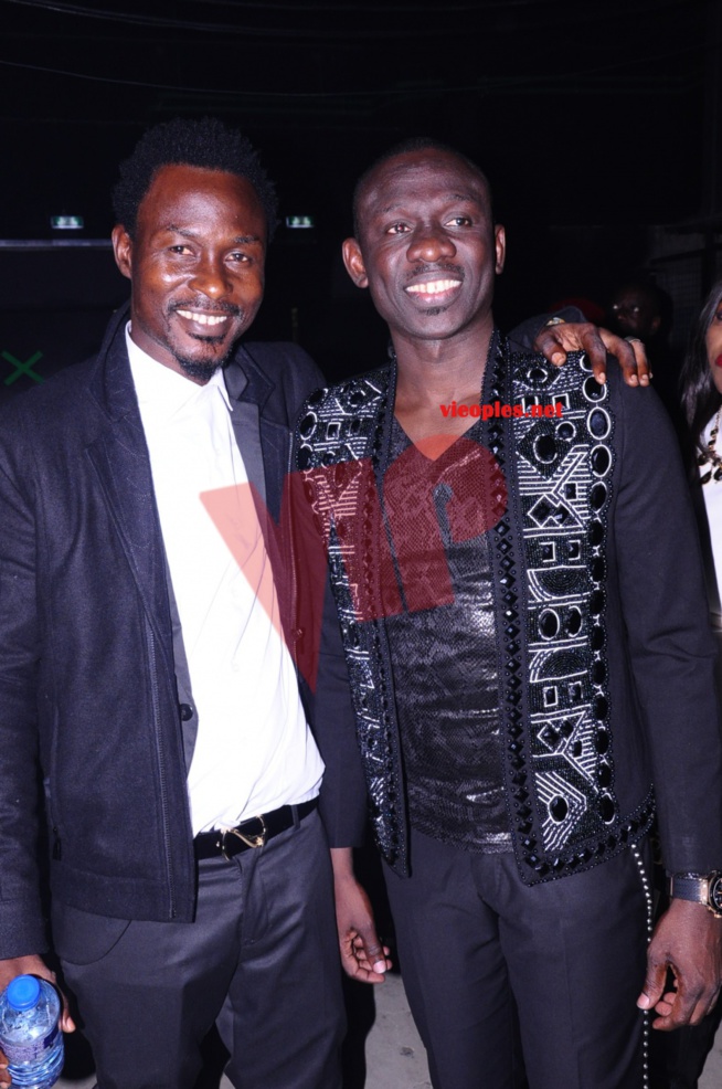 Bercy 2017 en images de la belle et séduisante prestations de Pape Diouf sur scène avec Youssou Ndour. Regardez Bercy 2017 en images de la belle et séduisante prestations de Pape Diouf sur scène avec Youssou Ndour. Regardez