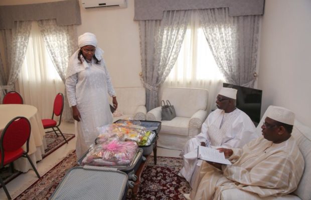 Le Président Macky SALL et son épouse Marième Faye Sall, et Khalif Général des Tidianes en … Le Président Macky SALL et son épouse Marième Faye Sall, et Khalif Général des Tidianes en …