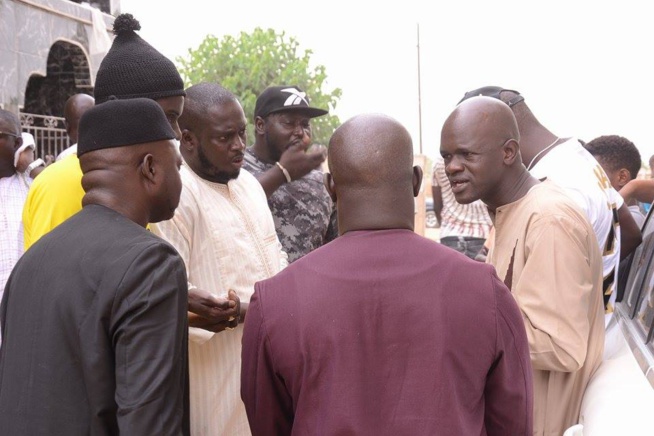 Maoloud 2017: Aziz Ndiaye refait son geste habituel au khalife des tidianes.