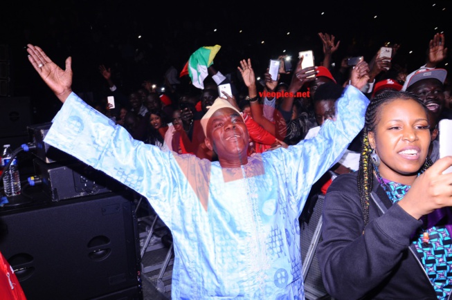 Arrêt sur image: Becaye Mbaye explore sa joie devant Youssou Ndour à Bercy.