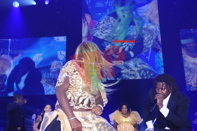 Le show de Ndeye Guéye Junior sur la scene de Bercy Le show de Ndeye Guéye Junior sur la scene de Bercy