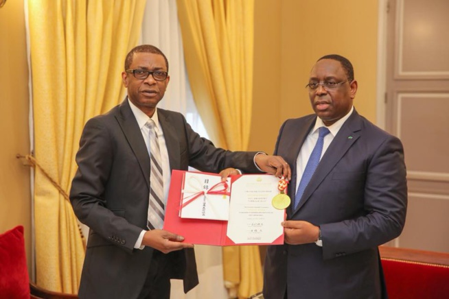Youssou Nour présente au chef de l’Etat le trophée du prix « Praemium Imperial » Youssou Nour présente au chef de l’Etat le trophée du prix « Praemium Imperial »