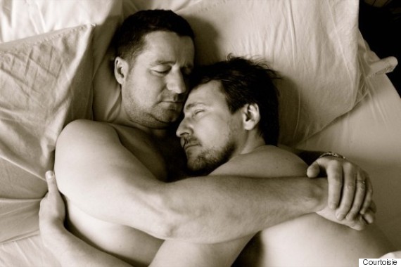Surpris en plein ébat sexuel, un couple homosexuel reçoit la raclée de sa vie Surpris en plein ébat sexuel, un couple homosexuel reçoit la raclée de sa vie