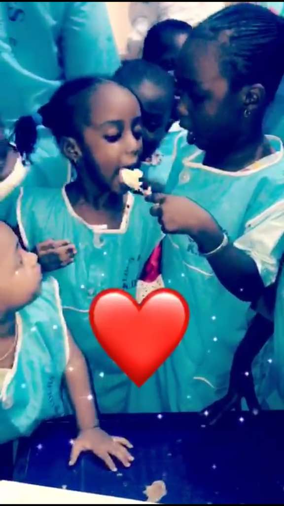 L'animateur Cheikh Sarr de Zik Fm fête l'anniversaire de sa fille avec ses camarades de classe. L'animateur Cheikh Sarr de Zik Fm fête l'anniversaire de sa fille avec ses camarades de classe.
