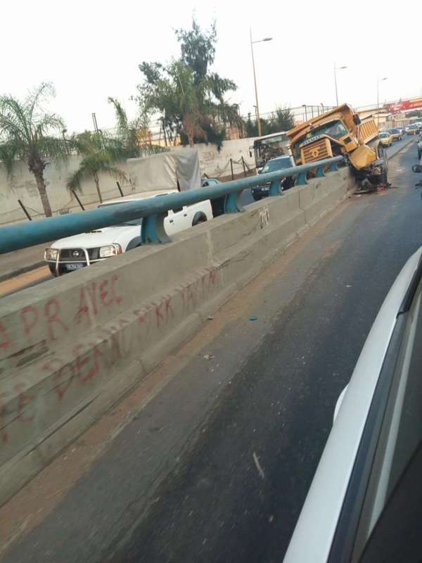 Arrêt sur image- Un camion fou s'encastre sur le pont Malick Sy
