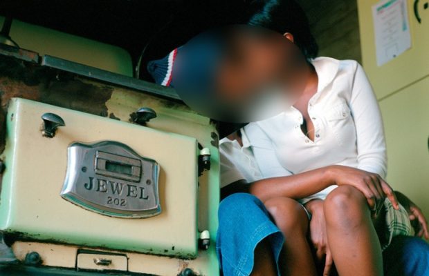 Une lesbienne tabasse une autre qui refuse Une lesbienne tabasse une autre qui refuse