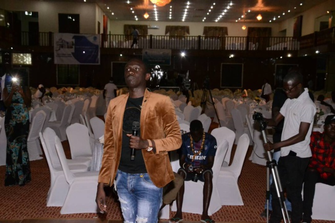 GALA DINER: Les premières images avec Pape Diouf qui exporte son "Yengeel Guessem" chez Adama Barrow avec les Forces Armées de la Gambie.