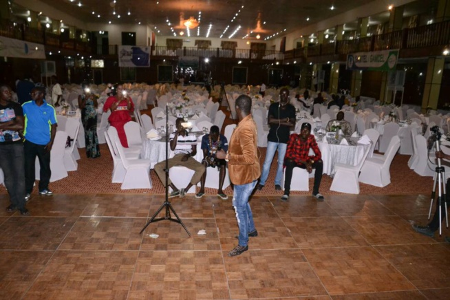 GALA DINER: Les premières images avec Pape Diouf qui exporte son "Yengeel Guessem" chez Adama Barrow avec les Forces Armées de la Gambie.