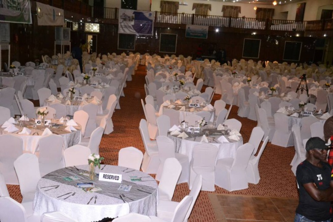 GALA DINER: Les premières images avec Pape Diouf qui exporte son "Yengeel Guessem" chez Adama Barrow avec les Forces Armées de la Gambie.