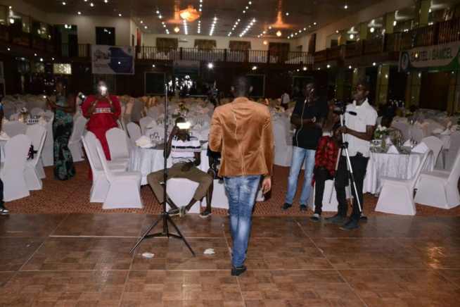 GALA DINER: Les premières images avec Pape Diouf qui exporte son "Yengeel Guessem" chez Adama Barrow avec les Forces Armées de la Gambie.