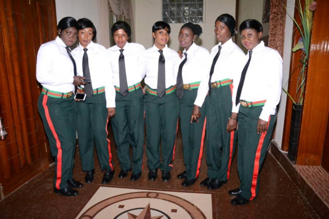 GALA DINER: Les premières images avec Pape Diouf qui exporte son "Yengeel Guessem" chez Adama Barrow avec les Forces Armées de la Gambie.