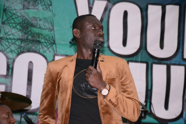 GALA DINER: Les premières images avec Pape Diouf qui exporte son "Yengeel Guessem" chez Adama Barrow avec les Forces Armées de la Gambie.